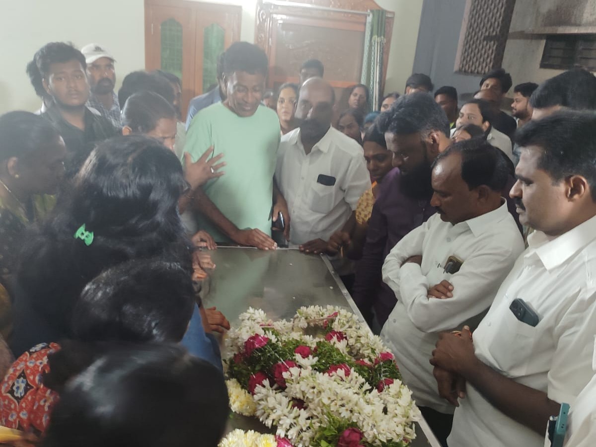 దుబ్బ రూపకు నివాళులర్పించిన కాంగ్రెస్ నేతలు