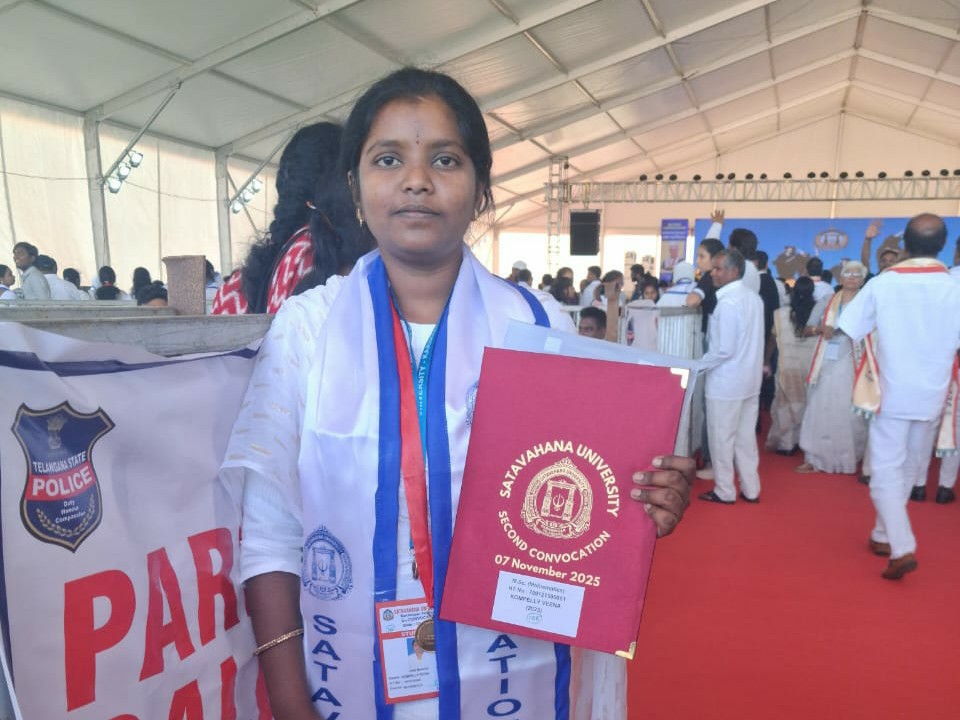 బంగారు పతకం అందుకున్న సిరిసిల్ల విద్యార్థిని