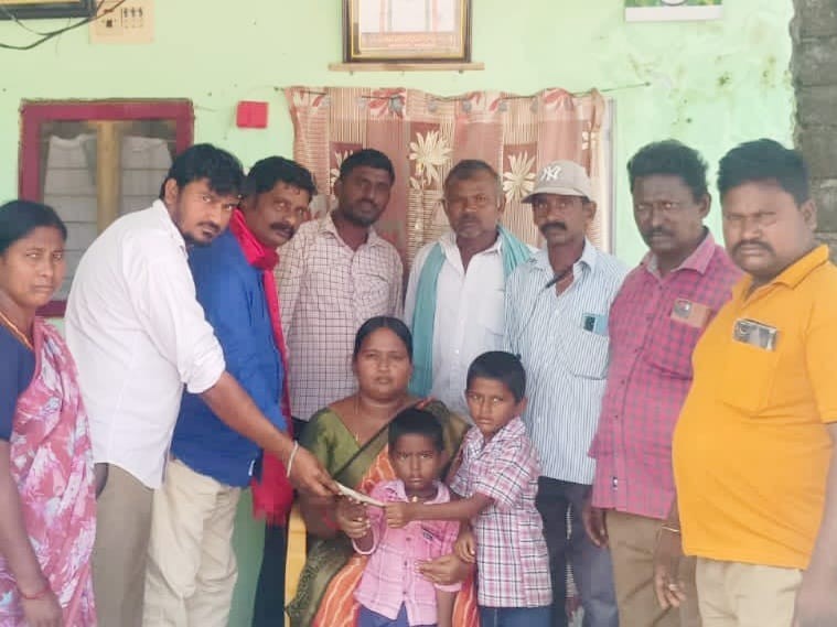కార్మికుని కుటుంబానికి ఆర్థిక సాయం అందజేత