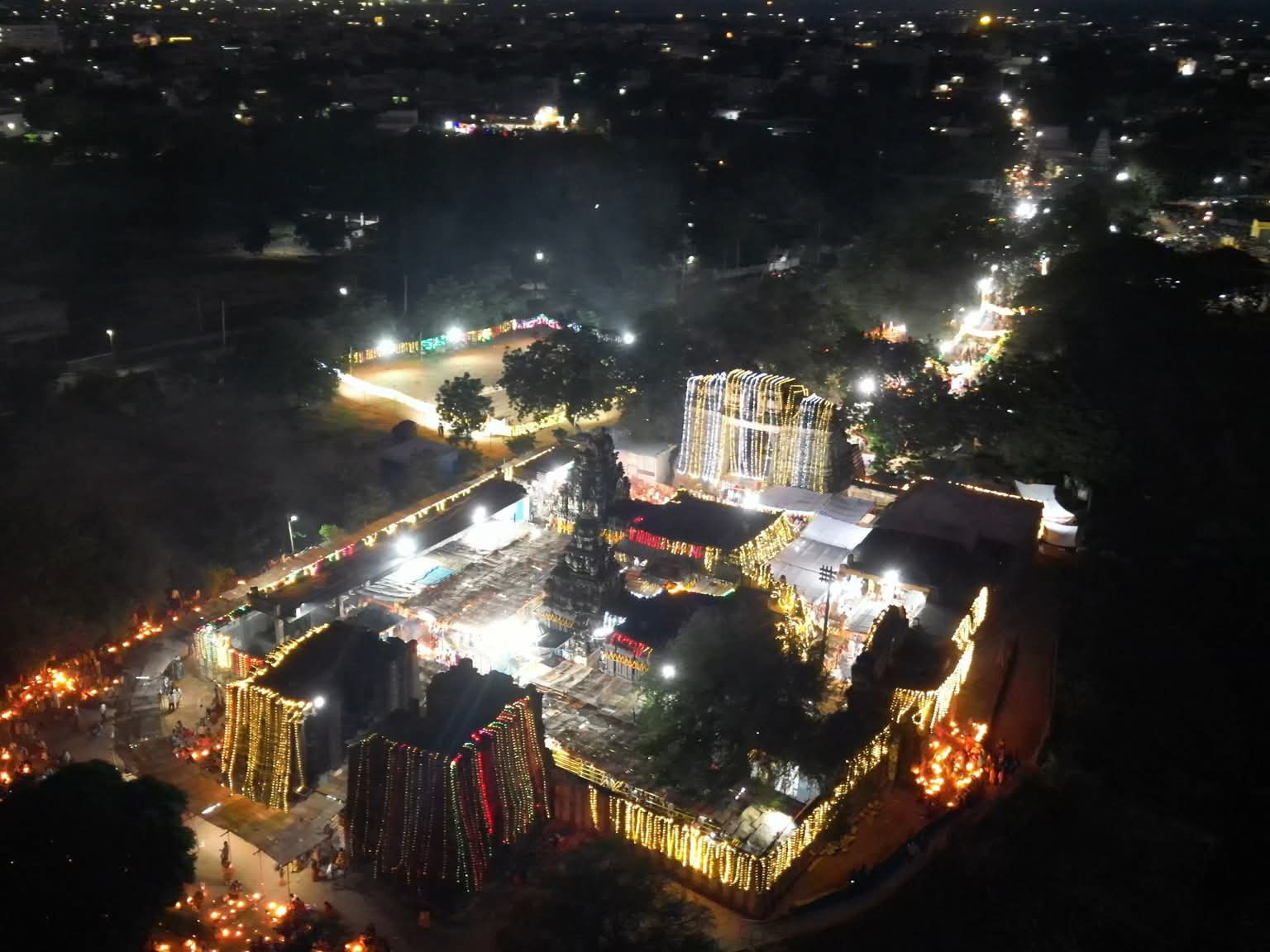 దీప కాంతులతో వెలిగిపోతున్న ఆలయం