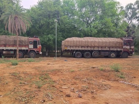 అక్రమంగా ఇసుకను తరలిస్తున్న 2 ఇసుక లారీలు సీజ్