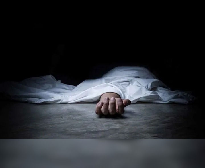 విద్యుత్ స్తంభం పడి ఒకరి మృతి