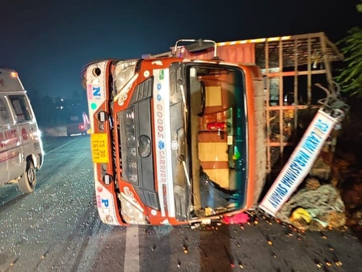 అదుపు తప్పి పామాయిల్ లారీ  బోల్తా