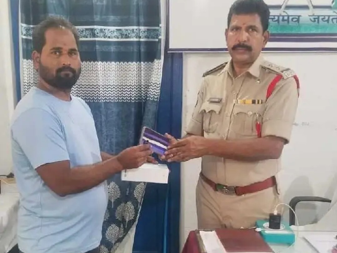 బాధితునికి మొబైల్ ఫోన్ అప్పగింత