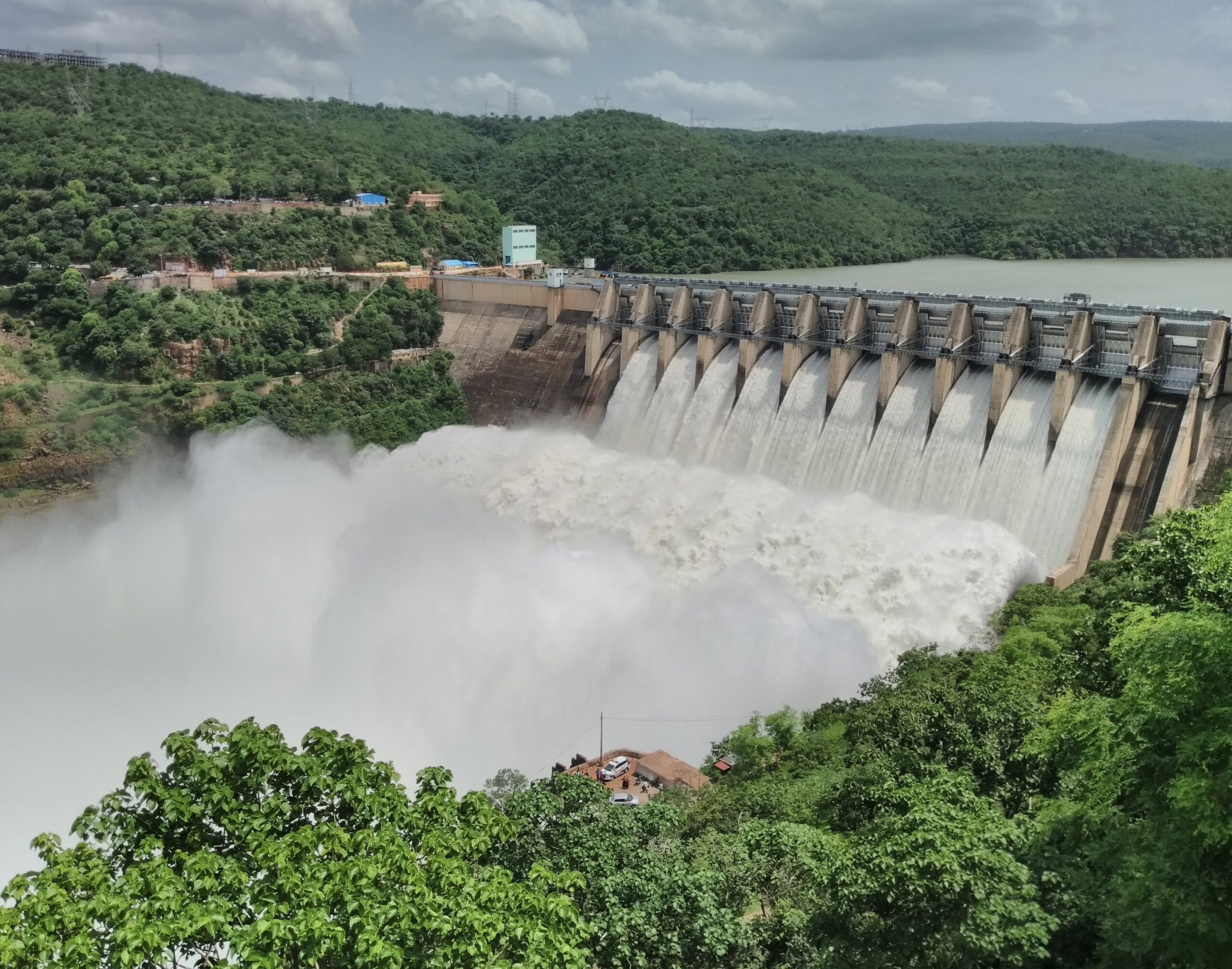 శ్రీశైలం జలశయానికి కొనసాగుతున్న వరద