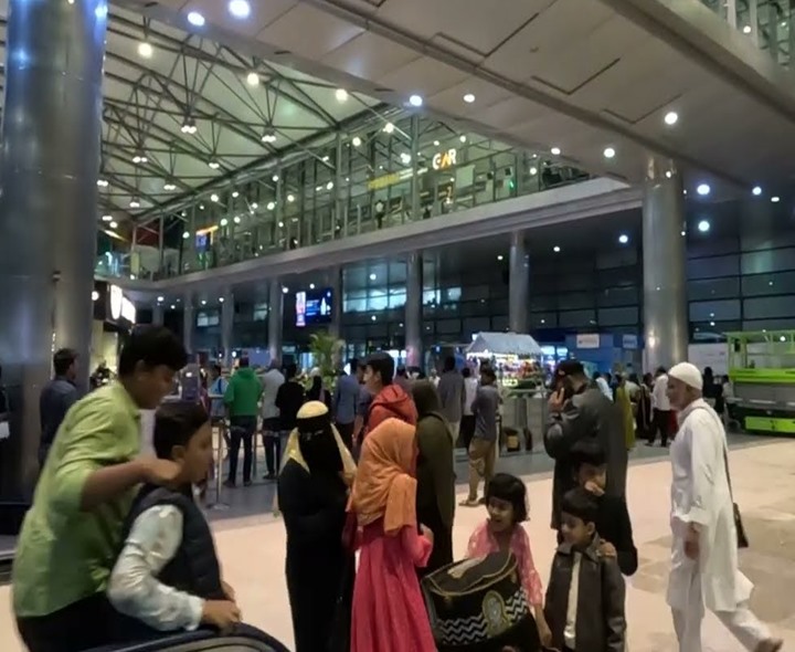 శంషాబాద్‌లో ప్రయాణికుల ఆందోళన