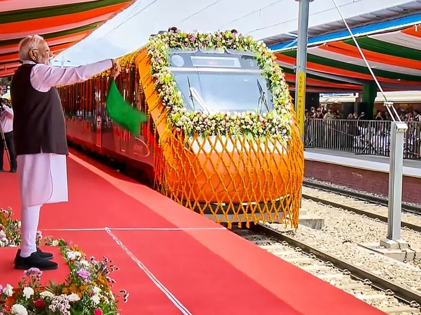 4 వందే భారత్ రైళ్లను ప్రారంభించిన మోదీ