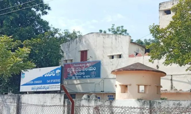 పోలీసులను చితకబాదిన మందుబాబులు