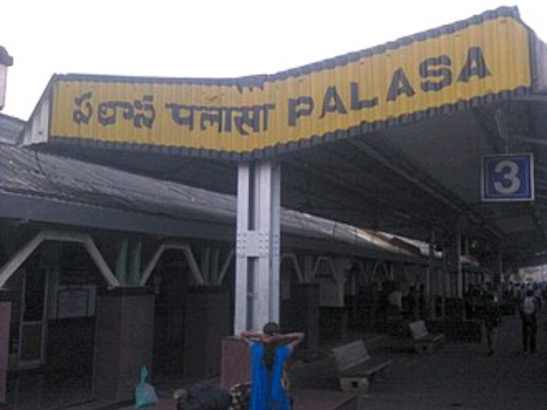 రైల్వే గేటును ఢీకొన్న వ్యాన్