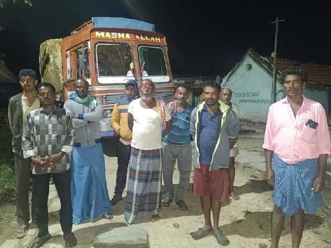 గ్రానైట్ లారీని అడ్డుకున్న గ్రామస్థులు