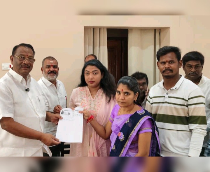 తనను ఆదుకోవాలంటూ ఎమ్మెల్యేకు వినతి