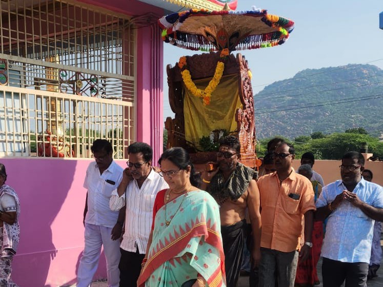 లక్ష్మీనరసింహస్వామి ఆలయంలో పల్లకి సేవ