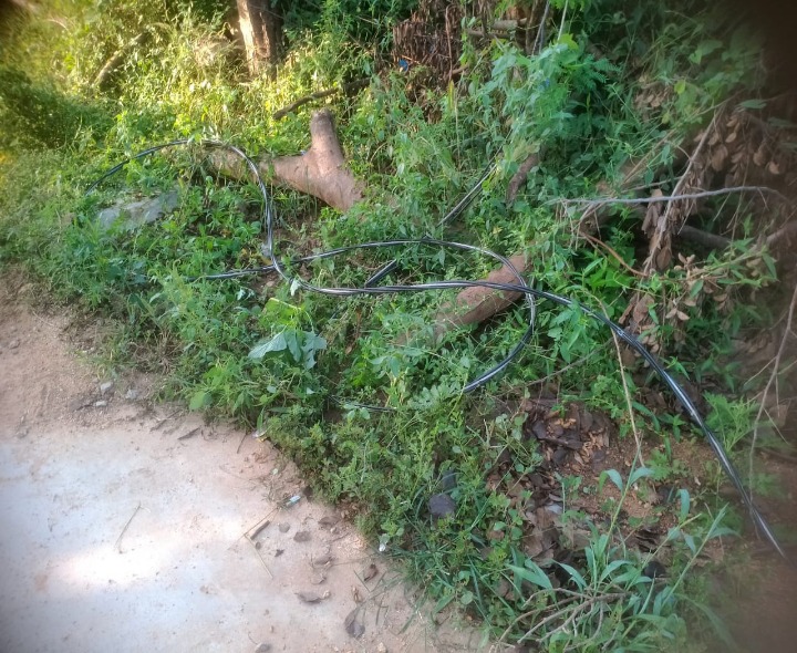 కరెంట్ స్తంభం నుంచి తెగిన కేబుల్ వైర్