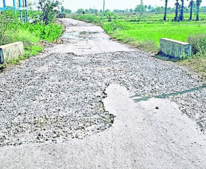 గుంతల మయమైన దారి.. ప్రజల అవస్థలు