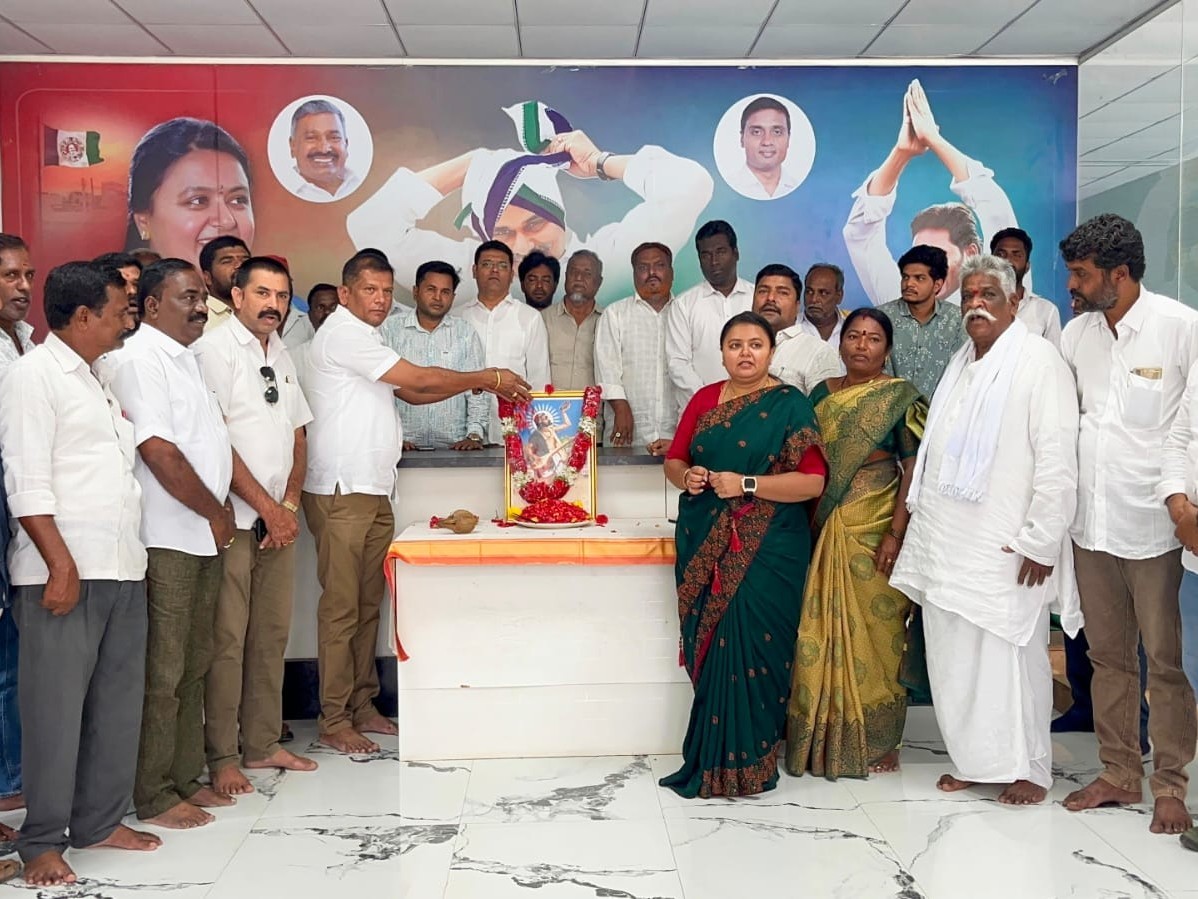 వైసీపీ కార్యాలయంలో శ్రీ భక్త కనకదాసు జయంతి వేడుకలు