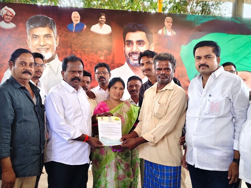 CMRF చెక్కుల పంపిణీలో ఎమ్యెల్యే