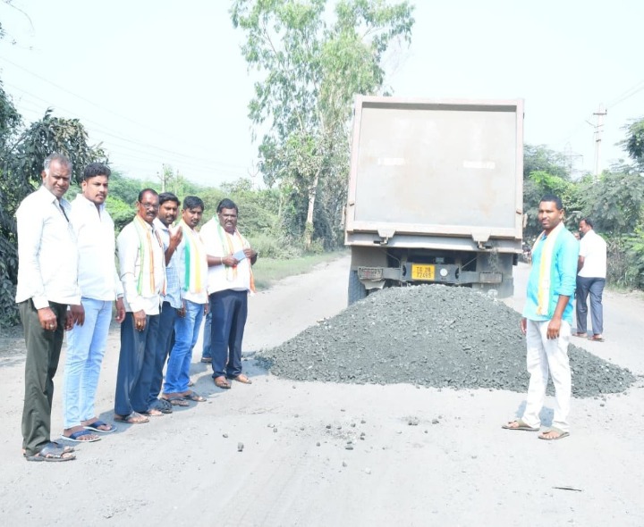 రోడ్డు మరమ్మతు పనులను పరిశీలించిన కాంగ్రెస్ నాయకులు