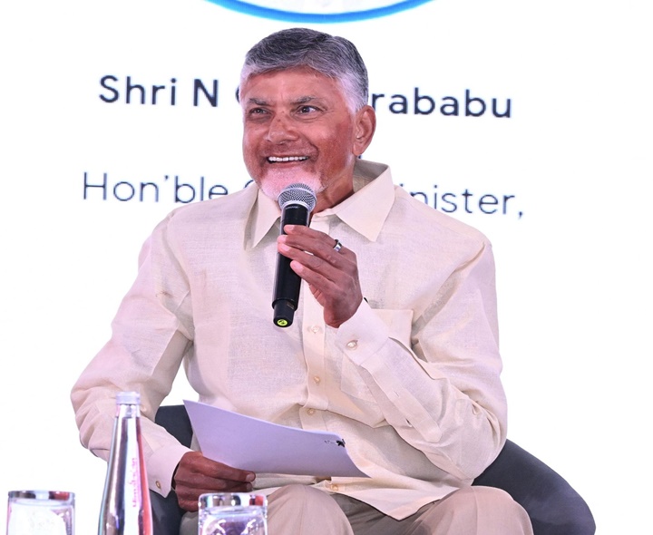 వినతులు స్వీకరించిన సీఎం చంద్రబాబు