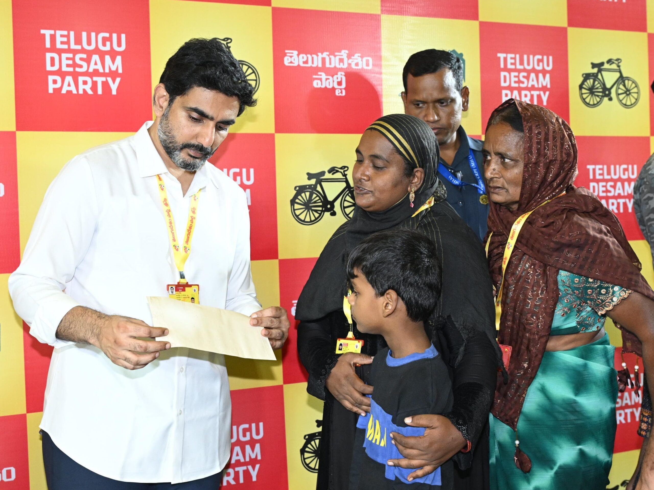 తన సోదరిని స్వదేశానికి రప్పించాలని మంత్రికి విజ్ఞప్తి