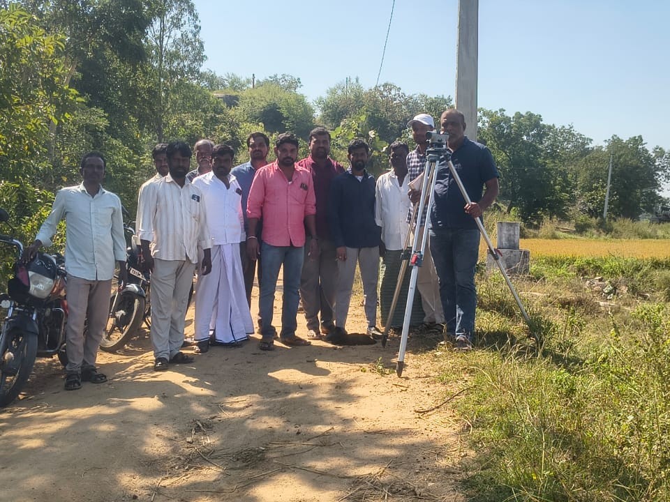 రోడ్డు నిర్మాణానికి సర్వే చేసిన అధికారులు