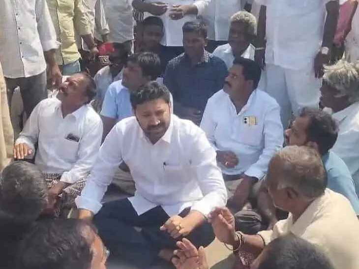 పోలీస్ స్టేషన్ ఎదుట కడప ఎంపీ ధర్నా