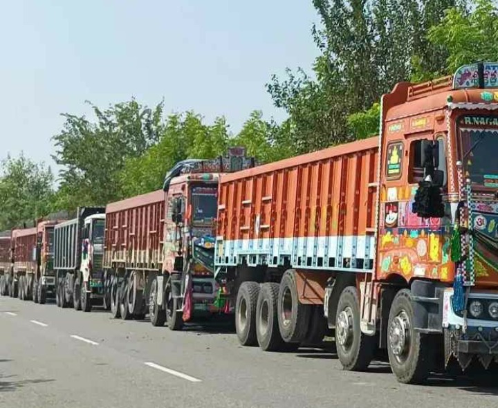 ఇసుక లారీల పార్కింగ్.. వాహనదారులకు ఇబ్బందులు