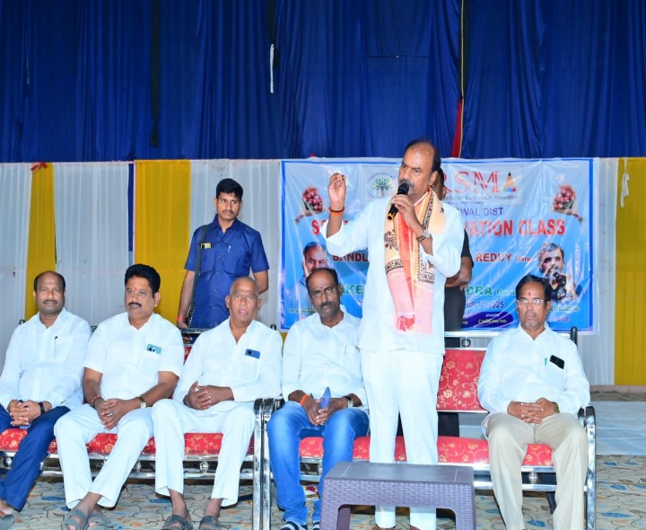 మొబైల్‌కు దూరం ఉండండి: ఎమ్మెల్యే