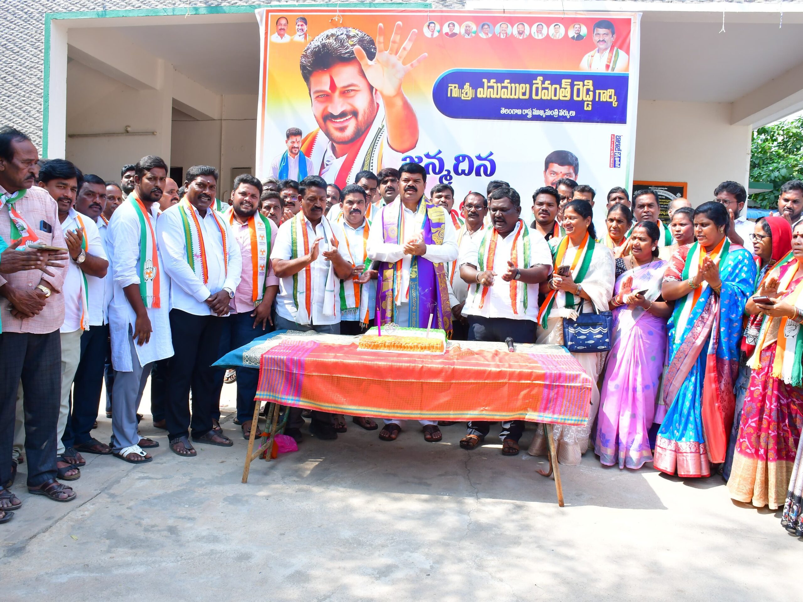 ముఖ్యమంత్రి జన్మదిన వేడుకలో ఎమ్మెల్యే