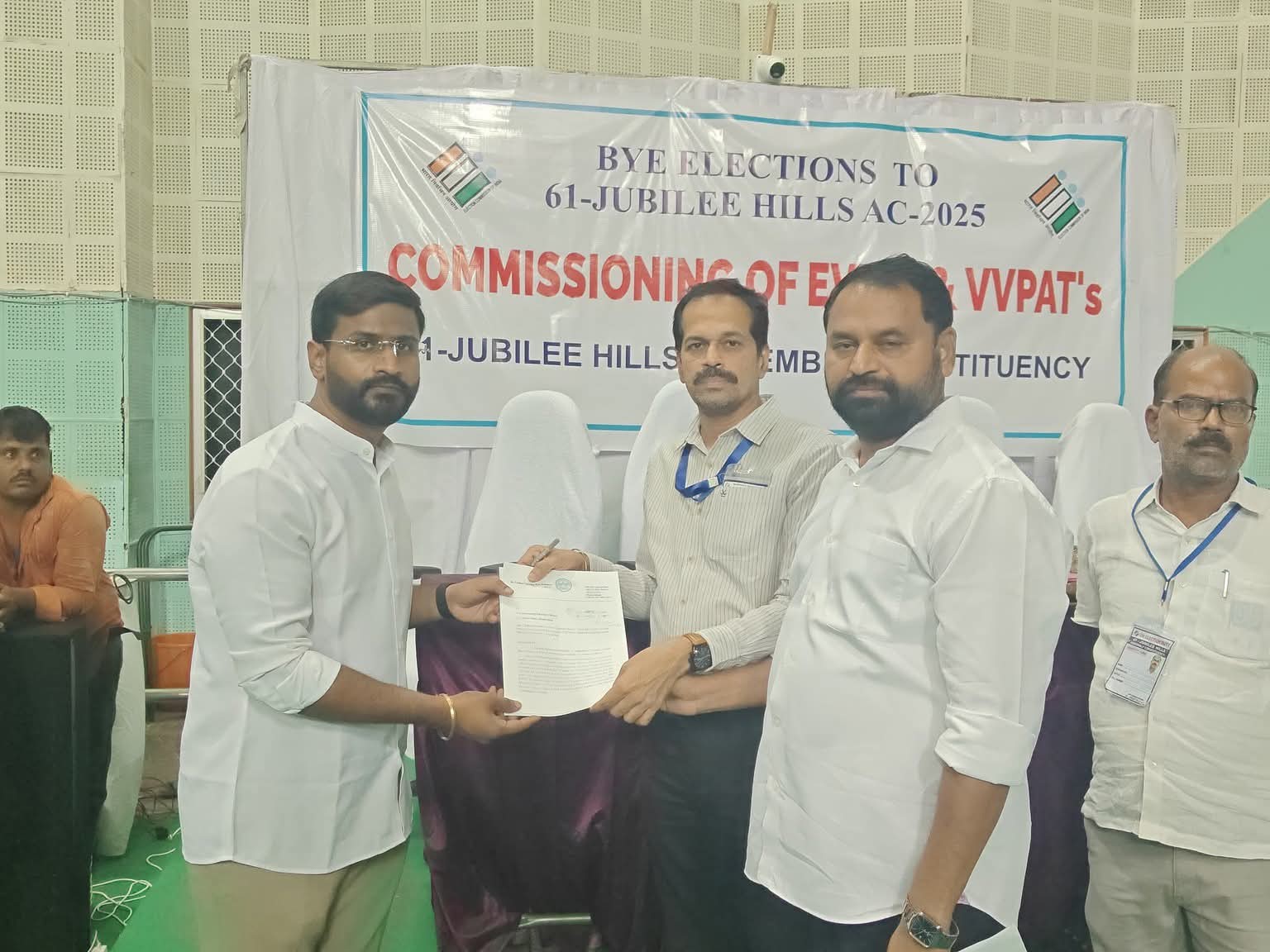 రిటర్నింగ్ అధికారికి ఎమ్మెల్సీల ఫిర్యాదు