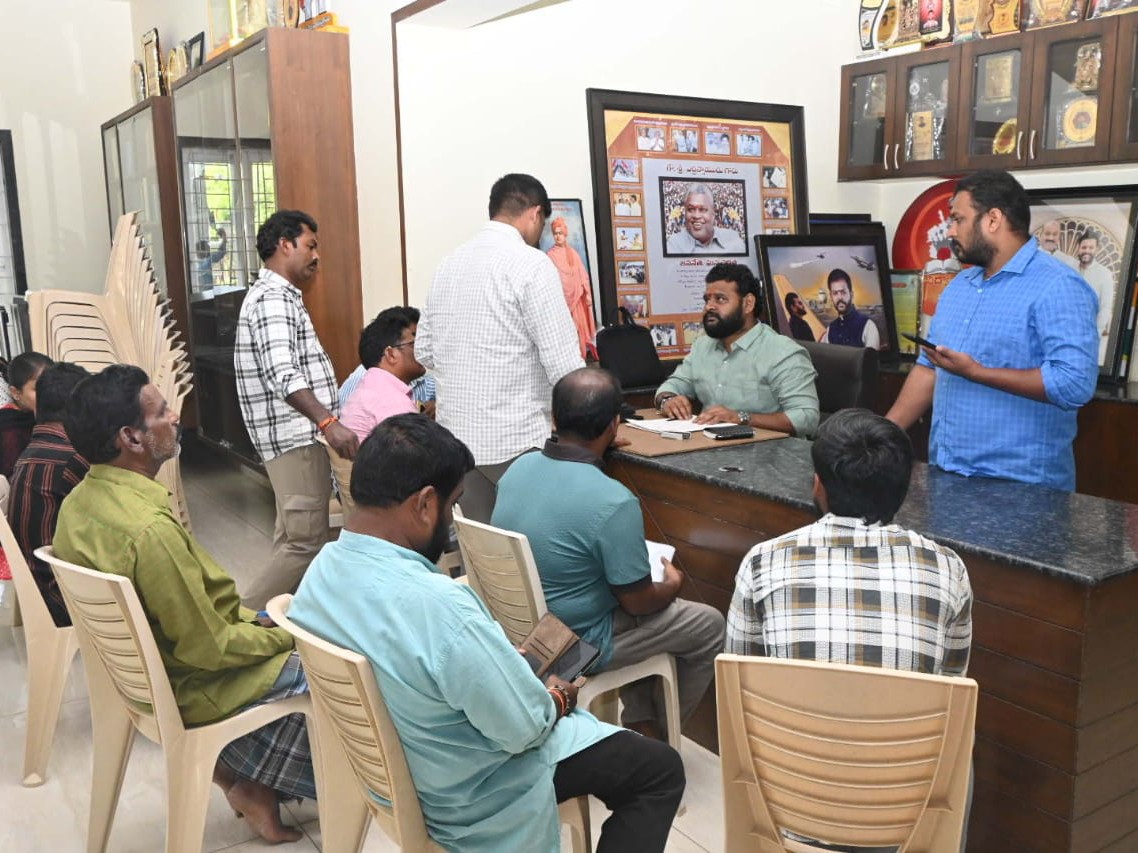 ప్రజల నుంచి వినతులు స్వీకరించిన జిల్లా అధ్యక్షులు