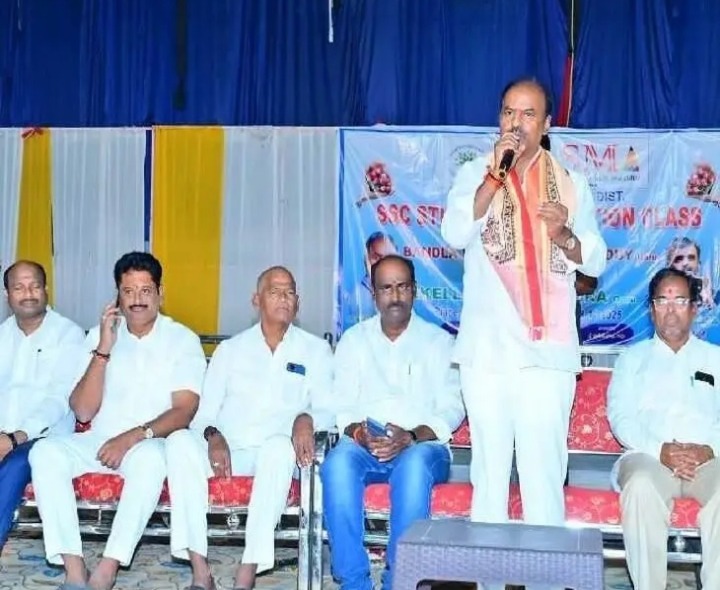 సమాజంలో మార్పు చదువుతోనే సాధ్యం: ఎమ్మెల్యే