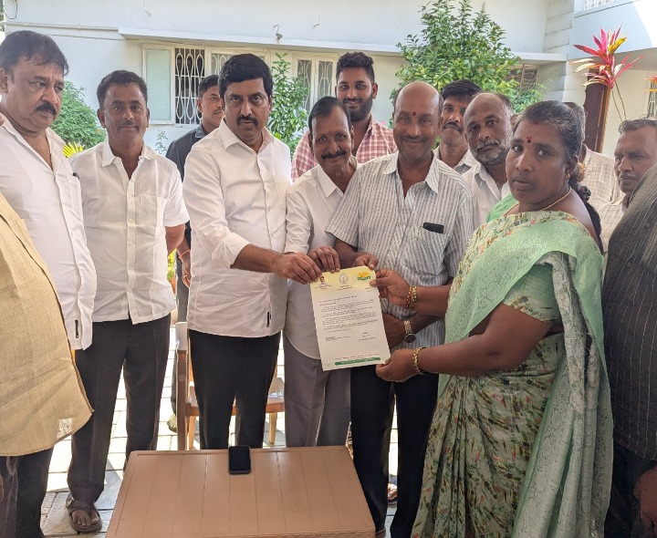 ఎమ్మెల్యే చేతుల మీదుగా సీఎం రిలీఫ్ ఫండ్ చెక్కు పంపిణీ