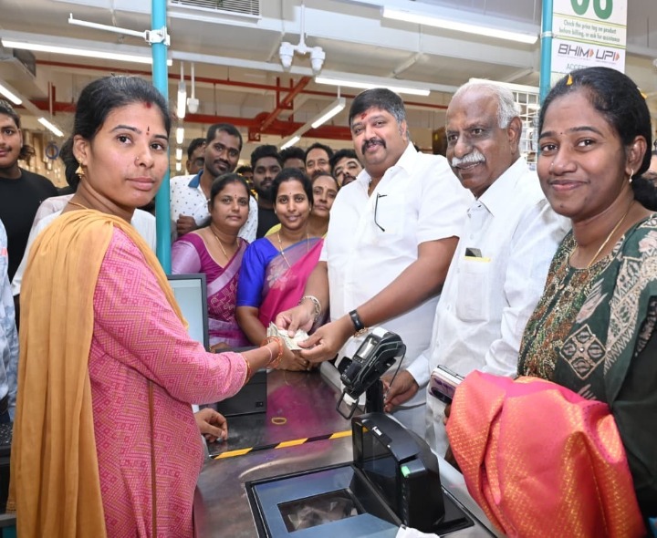 డీ-మార్ట్ ప్రారంభించిన ఎమ్మెల్యే