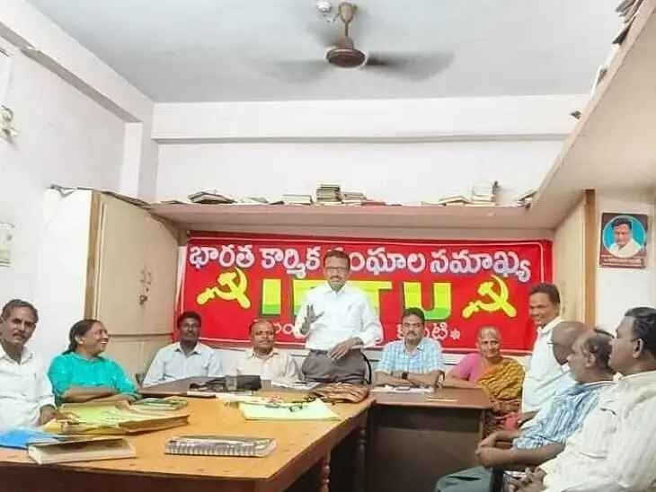 ‘వేతనాలు పెంచకుండా ప్రభుత్వం కాలయాపన చేస్తుంది’