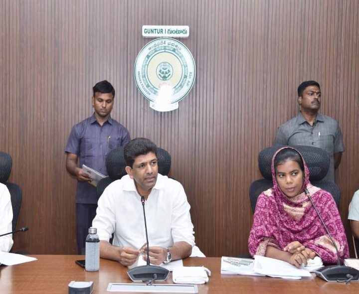 ఉపాధి హామీ పనులపై సమీక్ష నిర్వహించిన  ఎంపీ