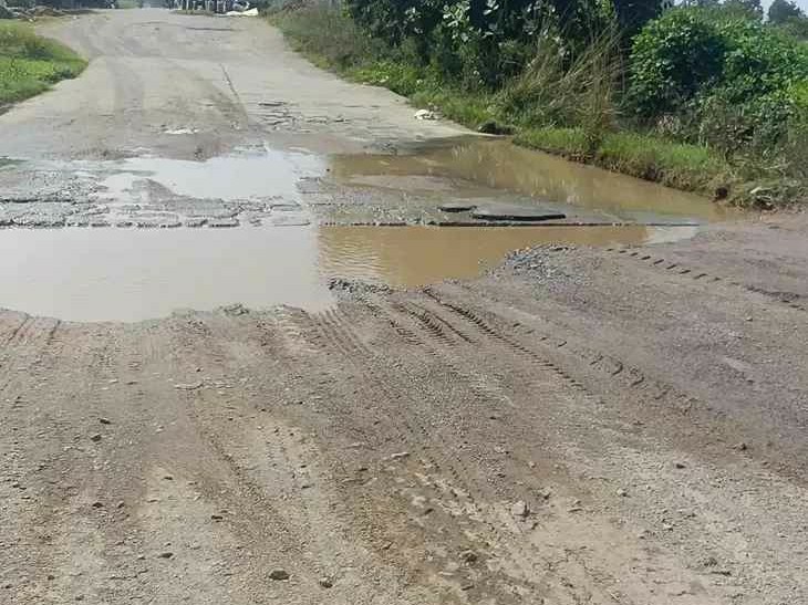 గుంత రూపంలో పొంచి ఉన్న ప్రమాదం