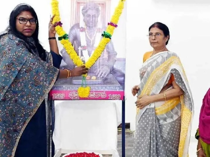 భక్త కనకదాసుకు నివాళులర్పించిన కలెక్టర్