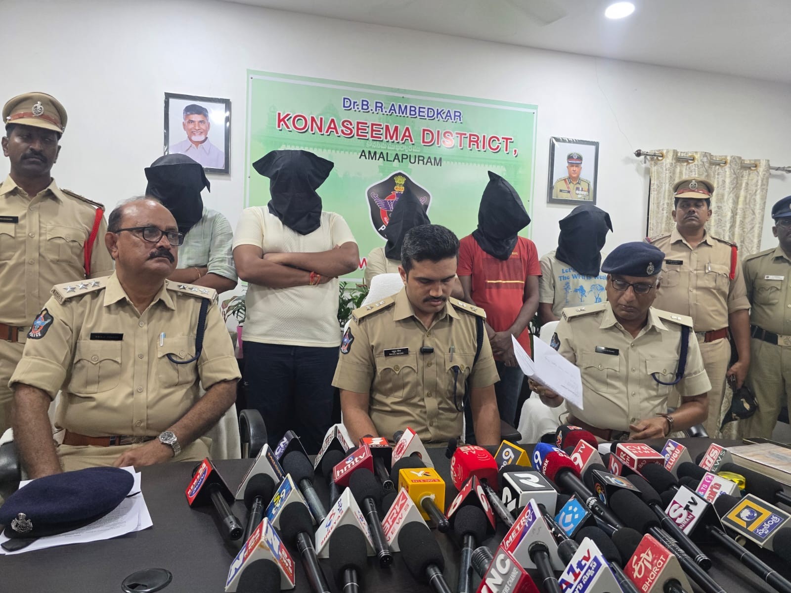 హత్య కేసును చేధించిన పోలీసులు.. అభినందించిన ఎస్పీ