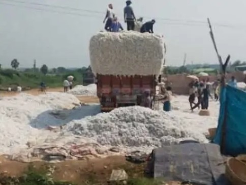 అక్రమ పత్తి కొనుగోలు కేంద్రాలపై రైతులు అసంతృప్తి