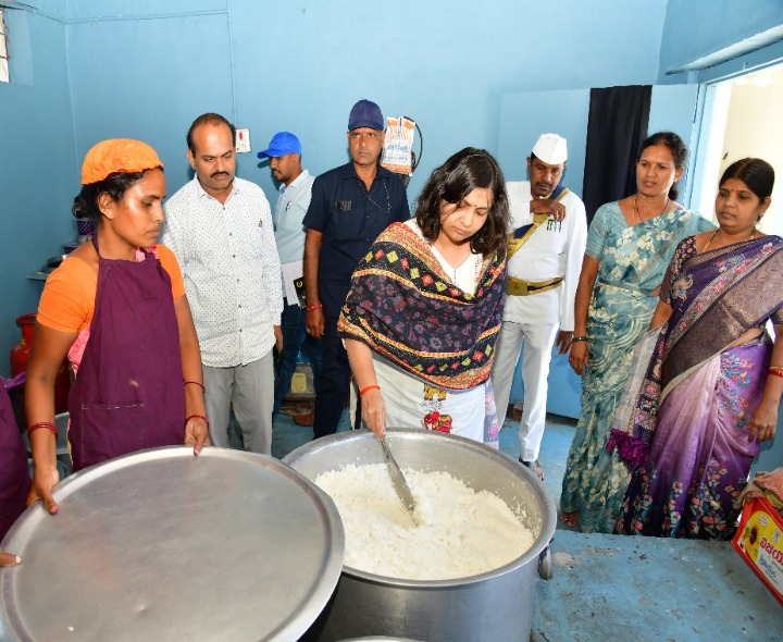 బాలికల విద్యాలయాన్ని సందర్శించిన కలెక్టర్