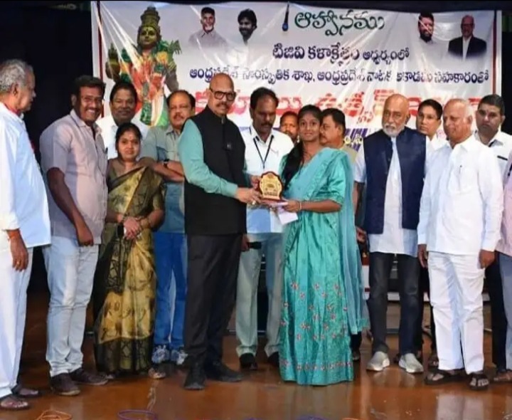 స్విమ్మింగ్‌లో బంగారు పతకాలు సాధించిన యువతి
