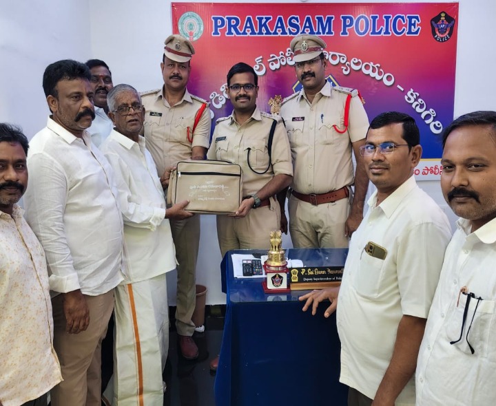 పండ్ల వ్యాపారిని సత్కరించిన డీఎస్పీ