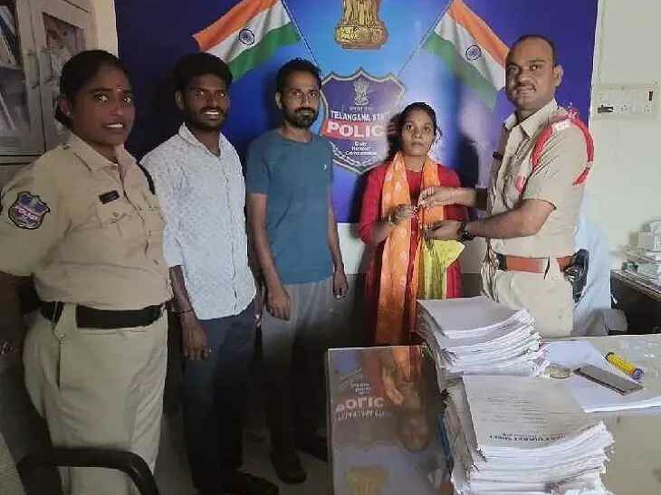 పోగొట్టుకున్న పుస్తెలతాడును అందజేసిన యువకులు