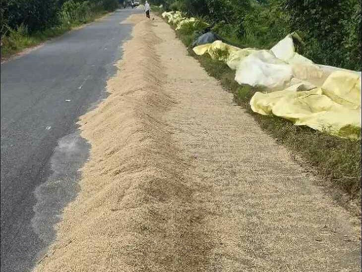 రోడ్డుపైనే ధాన్యం కుప్పలు