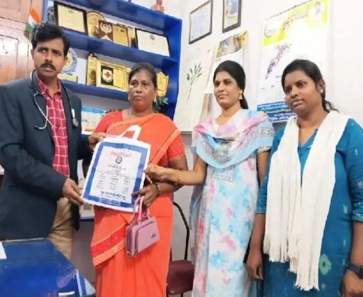 జిల్లాలో ఉచిత వైద్య సేవలు చేసిన డాక్టర్