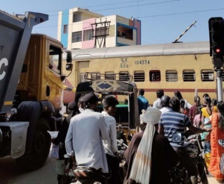 రైల్వే గేట్‌ను ఢీకొన్న ఆటో