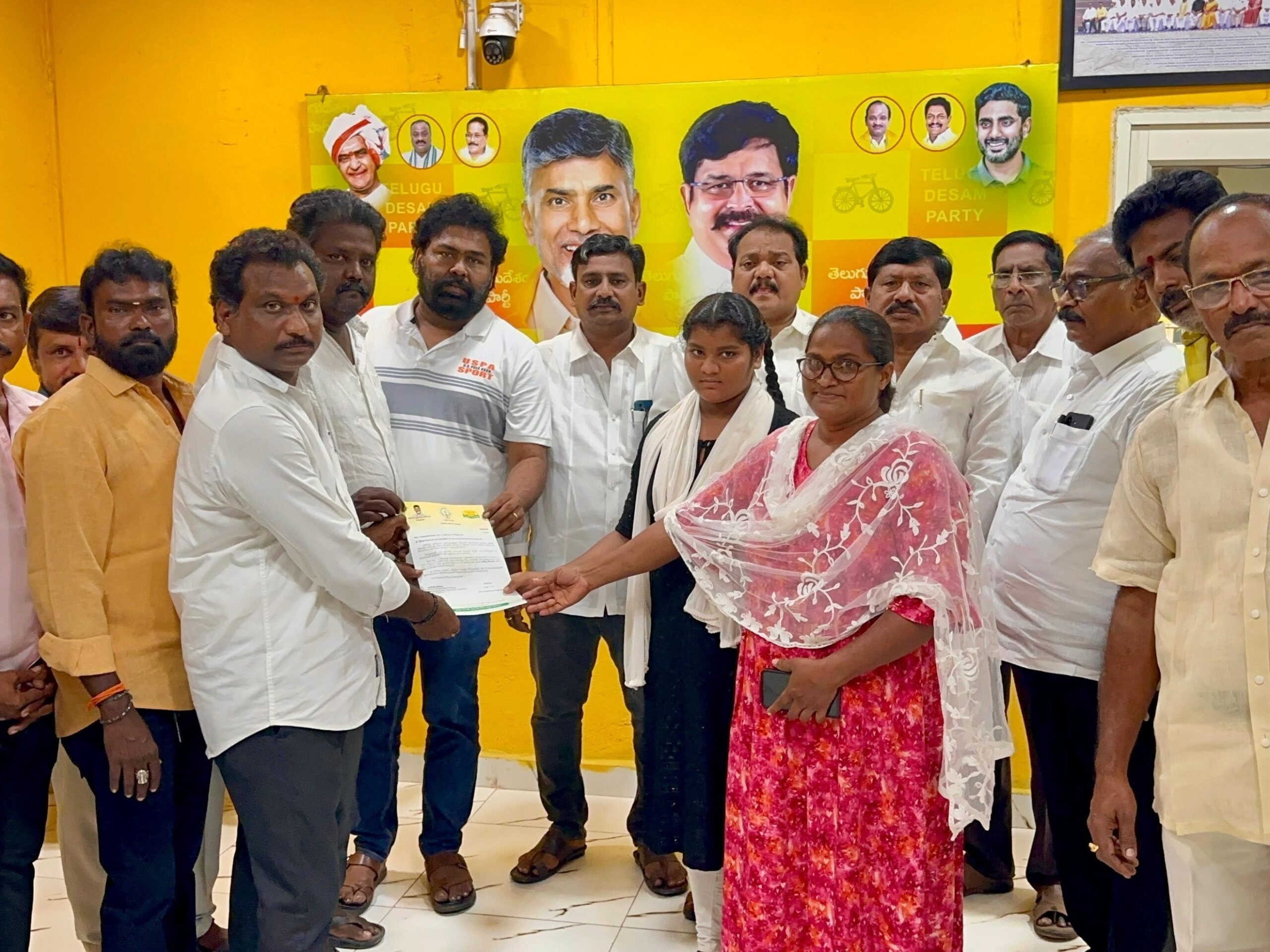 CMRF చెక్కులను పంపిణీ చేసిన టీడీపీ నేతలు