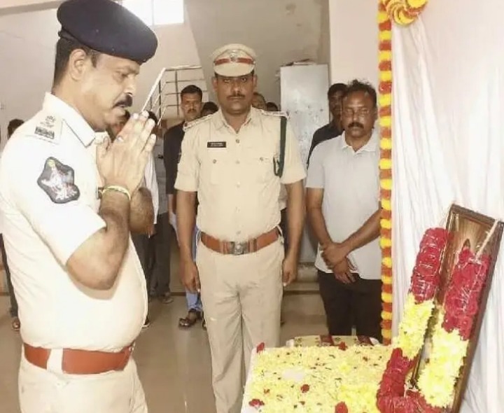 భక్త కనకదాసు చిత్రపటానికి నివాళులర్పించిన ఎస్పీ