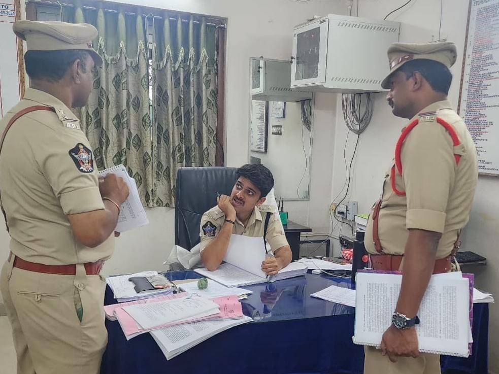 ఎచ్చెర్ల పోలీస్ స్టేషన్‌లో ఎస్పీ తనిఖీలు