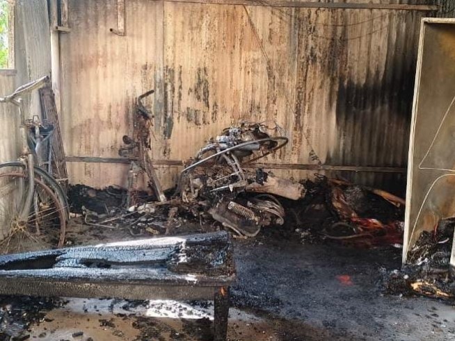 షార్ట్ సర్క్యూట్‌తో మంటలు.. కాలి బూడిదైనా ఫర్నిచర్